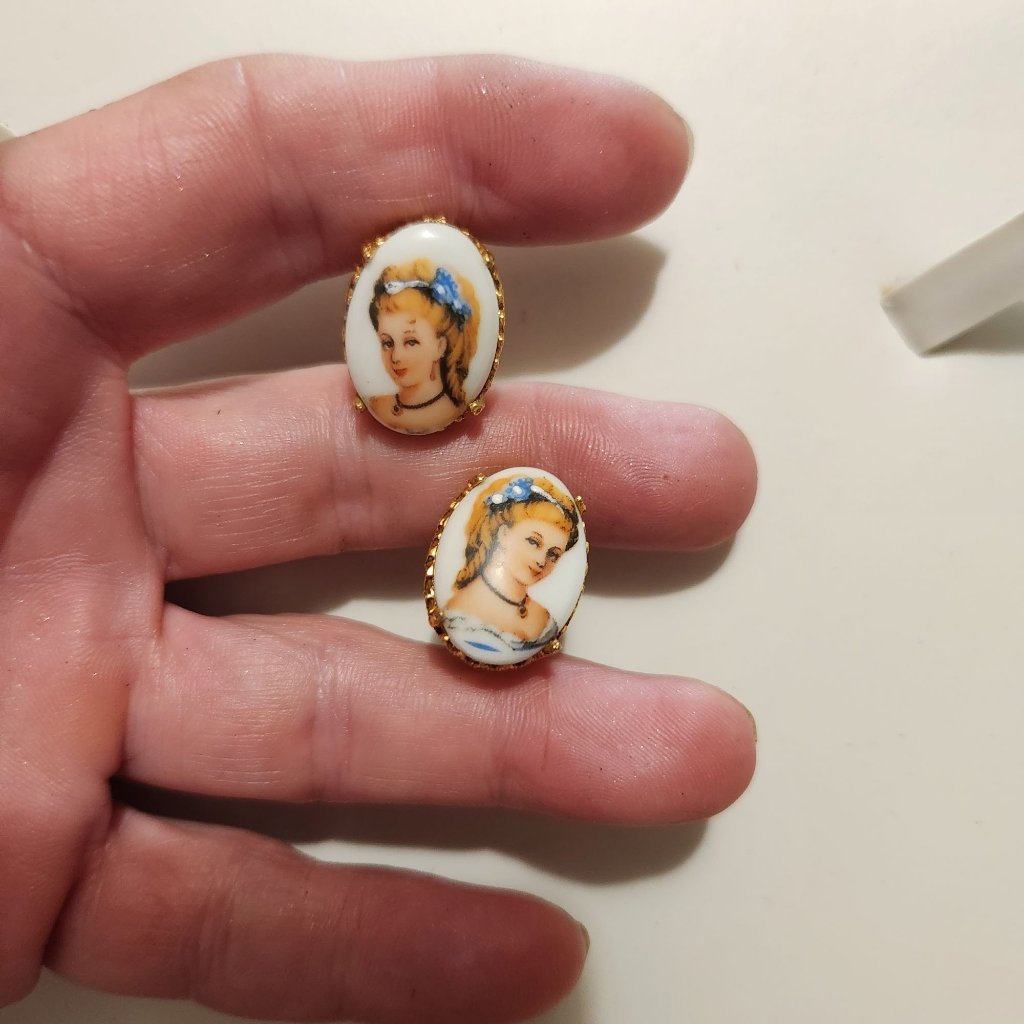 Vintage Florenza Limoges France Hand-Painted Cameo Clip-On Earrings 66$